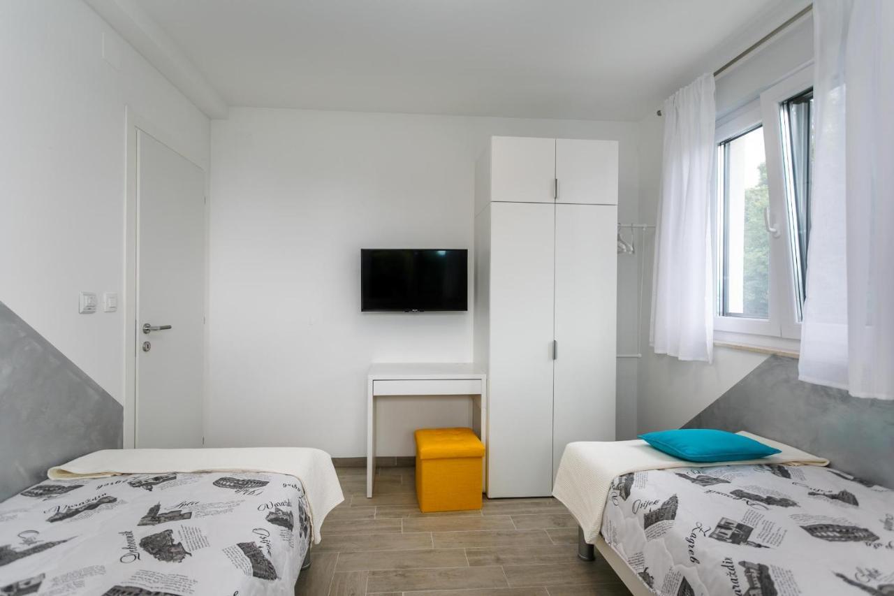 2A Partment Rukavina Apartment นยีวีเซ ภายนอก รูปภาพ
